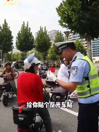 国庆节快到了,贴上这款反光车贴国旗爱国超强反光贴,氛围感拉满#国旗爱国贴 #反光车贴 #国旗车贴 #国庆 #中国红