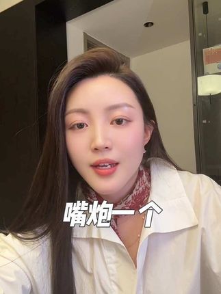 他还觉得自己名气大?你是自己自己淋过雨,不舍得给别人打伞是不?情商高点吧,以后谁要再提,你就说:是个人哪有不犯错的,你也劝大家引以为戒,谨言慎行,别学你就行了
