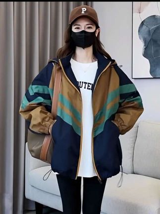 冲锋衣外套#春秋穿搭 #休闲减龄穿搭 #冲锋衣推荐 #棒球服外套 #休闲减龄穿搭