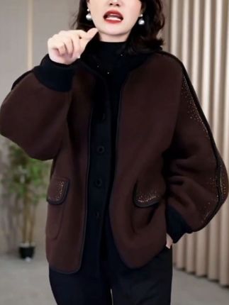 火袖中老年时尚连帽短款早秋新款宽松长袖妈妈装烫钻外套女#秋冬穿搭 #显瘦遮肉 #休闲减龄穿搭 #妈妈装长袖烫钻外套