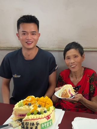 你陪我长大,我陪您到老!今天是奶奶的77岁生日,祝奶奶生日快乐,健康长寿,平平安安#记录农村真实生活 #百善孝为先 #生日快乐 #祝福
