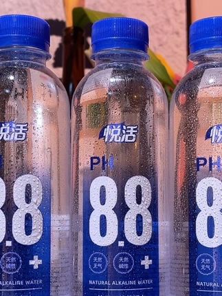 哇塞,可口可乐居然新出了悦活天然苏打水,新品上新就是个羊毛价,到手一箱12瓶你看看才多少,商超一瓶都要四五块吧,水源来自北纬47度黑龙江深层自涌泉,PH值8.8的弱碱性水,水质绵柔说话,入口清冽甘甜,天热冰镇一下真的巨清爽,不管是日常饮用还是办公用都很合适,趁合适真的可以多囤几箱#天然苏打水 #可口可乐