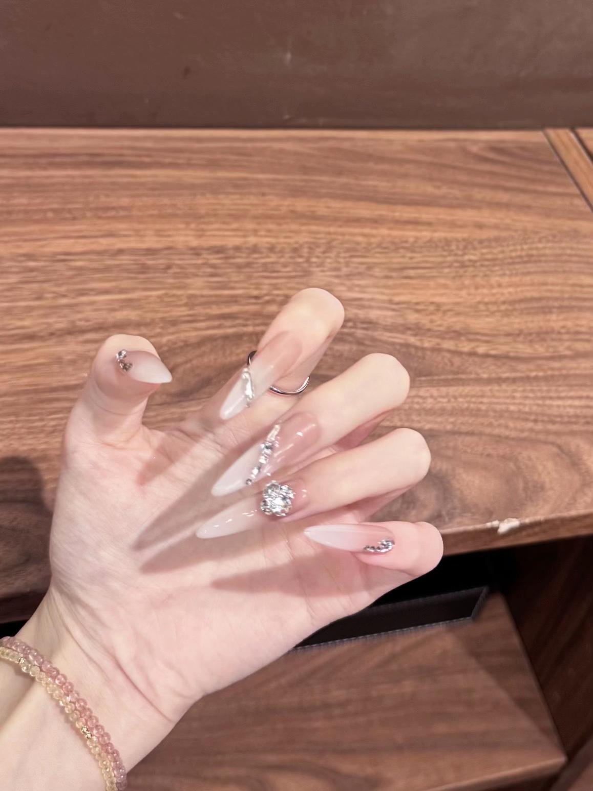 美甲的尽头是纯欲裸+钻。#穿戴甲 #美甲 #裸色美甲