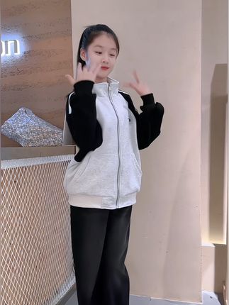 #我要上热门 女童春秋季运动风休闲风百搭立领美式外套时尚百搭套装#穿搭#高品质童装#外套#简约休闲时尚