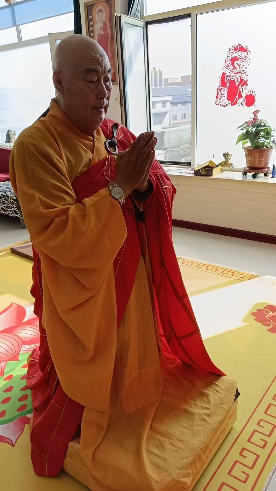 清晨我步入清净的佛堂,点燃一炉清静的檀香