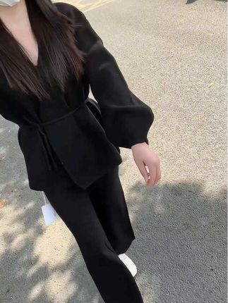 “手脚冰冷的日子又要开始了 天生怕冷 天气是 态度也是”#天气冷了该买衣服了 #套装真的太好看了 #衣服推荐女装