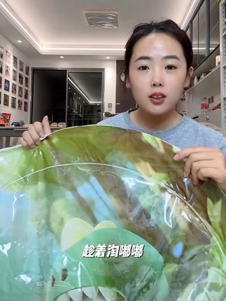 每年夏天都会给孩子安排的拍拍水垫,孩子喜欢玩又凉快,踩上去凉凉的,解暑又省妈#拍拍水垫 #爬爬水垫 #踩水坑的快乐 #儿童玩具