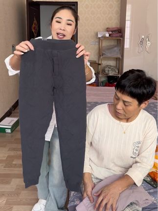 冬天别再给孩子穿得里三层外三层了,这种一条就能过冬的校服神裤,赶紧给孩子安排上吧!它里面是绵羊毛和桑蚕丝混纺的面料,不仅轻盈保暖,而且吸湿透气性特别好,天冷的时候穿在校服里面,既暖和又不显臃肿。趁着现在还有库存,赶紧多囤几条换着穿。#羊毛蚕丝保暖裤 #校服神器