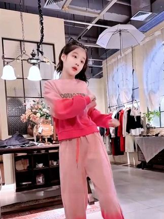 #创作灵感 女童时髦套装春秋渐变色2024新款洋气粉色儿童秋冬时尚百搭卫衣休闲运动两件套#我要上热们 #今年最流行穿搭 #潮酷穿搭 #儿童卫衣套装 @DOU+小助手 @抖音小助手 @巨量千川