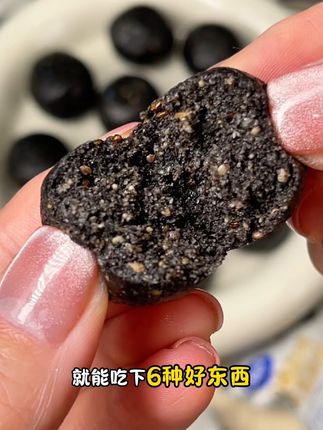 #小鹿蓝蓝 新出的0糖高钙#黑芝麻丸 配料超干净,软软糯糯一口满满谷物坚果香,好吃又营养。#宝宝爱吃#宝宝零食