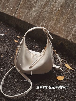 进口小牛皮细腻如初冬晨霜 小小月牙弯 勾勒极简摩登弧光 手拎是慵懒复古的调性 斜挵是漫步落叶街头的闲适 像把月亮揣在身侧 浅金色锁扣点亮暗调大衣 软糯毛衣的温柔 风衣的飒 皆被这一抹曲线轻巧收束 冬日的氛围感 藏在细节中 — 不张扬 却足够难忘✨ #秋冬穿搭 #法式复古 #小众包包#真皮女包 #极简主义
