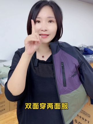 降温了给孩子准备什么衣服 北方已经开始给孩子穿冲锋衣了,两面穿加绒反正服的儿童软壳冲锋衣南方一件过冬,北方过冬必备的儿童冲锋衣防水外套#品牌童装#儿童冲锋衣 #童装#源头工厂