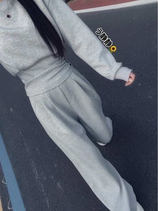 到了一定的年纪,才发现人生其实有很多东西,原来是可有可无,可去可留的,剩下的越来越少,留下的越来越重要……#穿搭