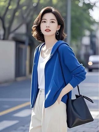 2025春秋装炸街必备!蓝色慵懒风短外套 宝子们,2025秋季值得入手的女装来咯!这件蓝色外套,独特设计直接拿捏时尚密码。闭眼入~ #用基础款玩转一周穿搭 #连帽外套 #早秋穿搭#女装#秋季女装