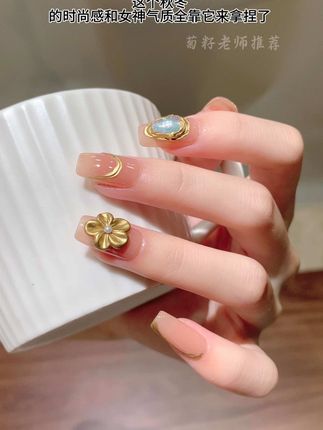 💅🏻最近大火的鎏金系美甲都少不了这款金属晕染液的身影! #简约美甲#短甲也可以很高级 #金属胶 #美甲分享#魔镜粉美甲