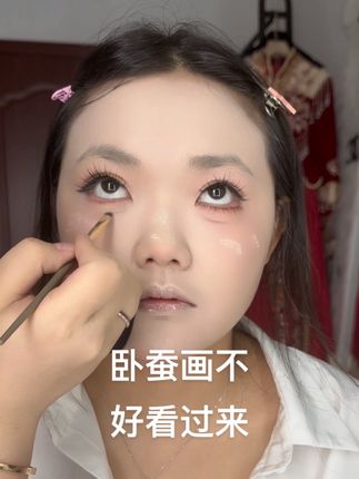 新手化妆师掌握不好化卧蚕的技巧可以试试这个四色卧蚕盘,轻轻一画非常显色自然,搭配了提亮和高光一起,有手就会#美妆 #妆容教程 #化妆分享教程 #新手化妆教程 #眼妆教程