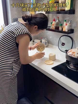给家里十几块买个电动绞肉机,小型的太好用了,功率大几秒钟就能绞好,平时绞个肉呀蒜呀辣椒呀可方便了,加厚高硼硅玻璃材质,没有异味还耐用,用完也很好清洗,真是实惠又实用!#厨房好物 #多功能绞肉机 #超实用 #省时省力 #超便宜超划算