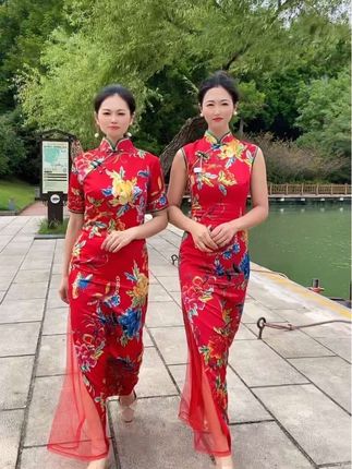 国潮民族风长款旗袍@娴馨走秀旗袍主播 @时玥娴~福利旗袍新抖音号