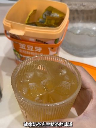 孕期一点白开水都喝不下,大白要求每天喝够1500-1800毫升的水,婆婆就给我安排了这个#金桔鲜橙梨膏 酸酸甜甜的很好喝,配料表只有三种鲜果很干净,孕反的孕妈更加适合#孕期多喝水 #孕期饮食