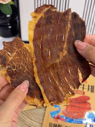 天呐这也太满足了,每一片都是安格斯牛肉原切,肉香浓郁,脆脆的口感,大人小孩都爱吃,刷到的姐妹赶紧入#百草味 #百草味安格斯牛排脆 #安格斯 #牛排脆 #肉类零食