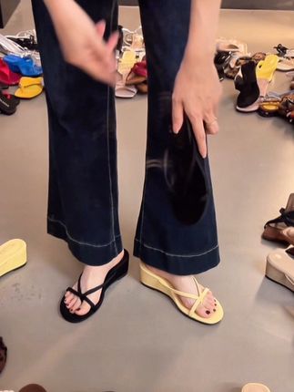 #我要上热门 #夏季凉鞋 #坡跟凉鞋 #上脚舒适 #脚宽脚胖都可以 @DOU+小助手