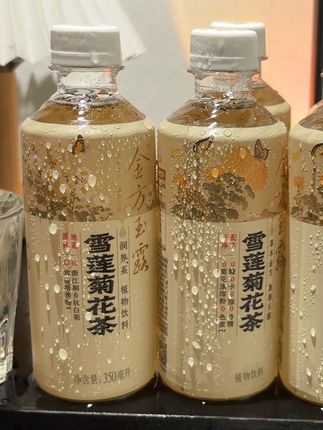 一口下去甘冽柔和,雪莲的淡雅草本香与菊花的清甜交织,回味悠长。#健力宝##菊花茶