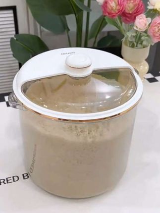 我发现了一个让大米面粉不长虫的好办法,就是用这个米面密封桶,它不仅防虫防潮,还能保持干燥卫生,而且它的密封性很好,不用担心发霉变质。透明视窗设计,可以清楚看到里面还剩多少,轻轻一压就能打开盖子,特别方便。有了它,再也不怕浪费粮食了#米桶#厨房好物 #非常方便实用 #生活好帮手 #厨房好帮手