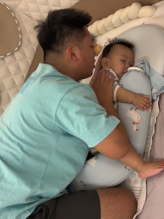 抱着他的阿贝贝睡了#爸爸带娃 #哄睡 #可爱萌娃 #宝宝睡觉