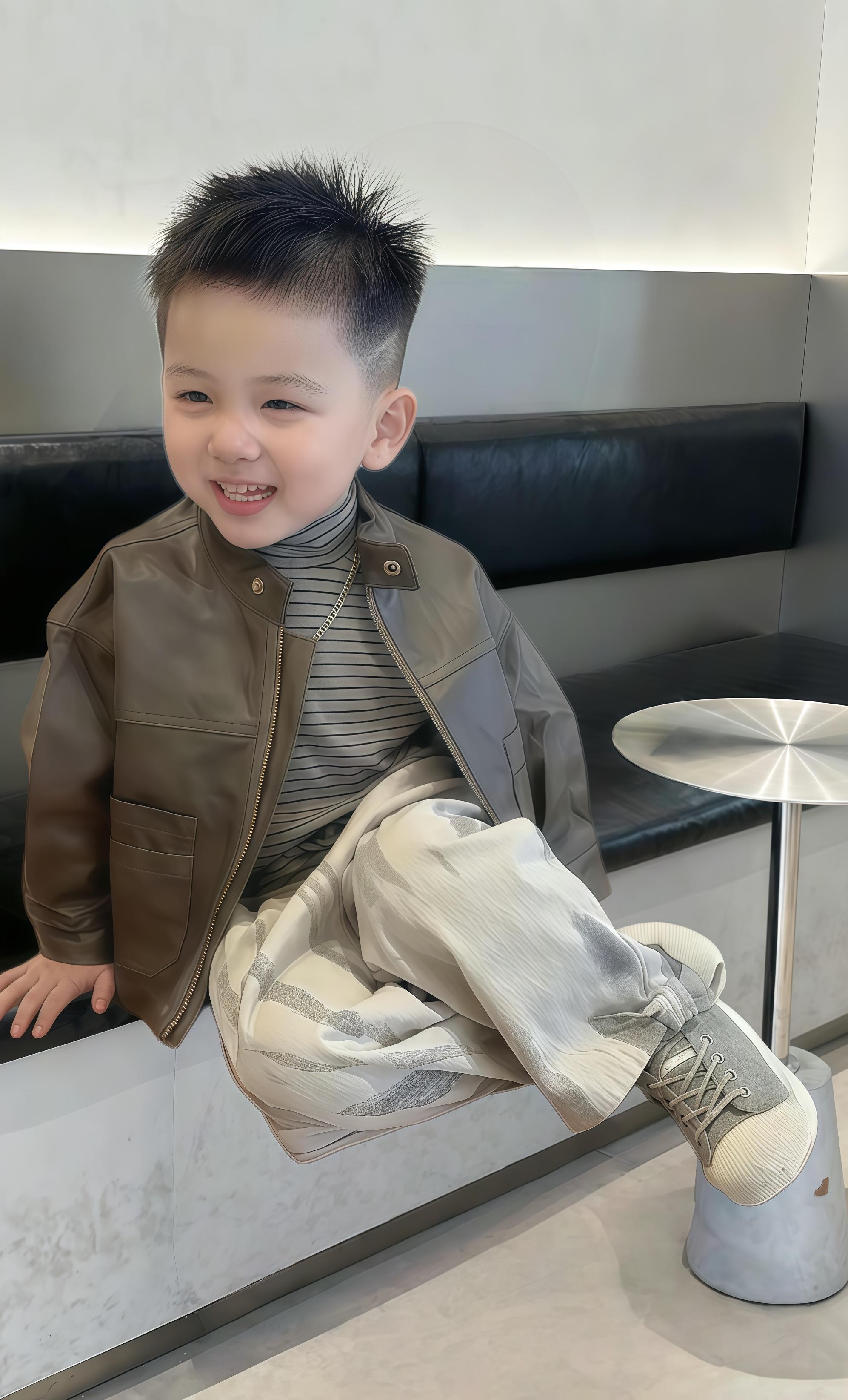 生个儿子这样穿。皮衣三件套的,然后是有带一个口袋的皮衣,可以正常手洗机洗,然后这个的话可以去单拍哈,里面的话是德绒质地的一个打底小条纹的。白板棉,然后裤子的话也是给你们做,是一个白板棉的,带一点点小晕染的,这一个的话是三件套,喜欢的话直接去拍就行了。#童装上新 #童装搭配每日更新 #潮童穿搭 #男宝穿搭 #男生穿搭