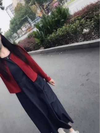 别人没把你放在眼里,你又何必放在心里,别人对你毫不在意,你又何苦死心塌地!若不被在乎,要学会转身,若不被珍惜,要懂得放弃,握不住的沙,不如扬了它…#穿搭