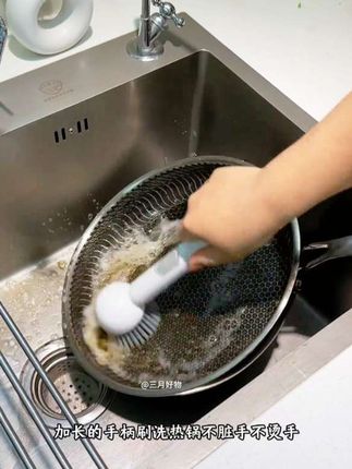 冬天快到了,宝妈们洗锅是一件头疼的事!走了这个长柄刷过神器,就可以不用手沾水就可以刷的干干净净!#刷锅神器 #刷子#厨房好物 #生活好帮手