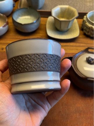 龙泉吴俊老师作品,哥窑铁胎白釉铜钱纹主人杯.貔貅宝瓶#茶生活#高端茶器#器物之美#茶具好物推荐#手抓壶@抖音小助手
