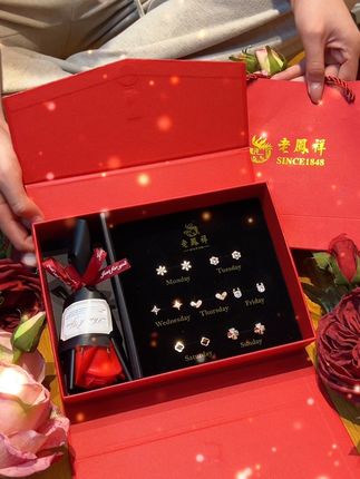 啊啊啊!闺蜜收到了男朋友送的#礼物 ,好羡慕 想拥有!#七夕礼物 #给女朋友送礼物 #仪式感不能少 #惊喜