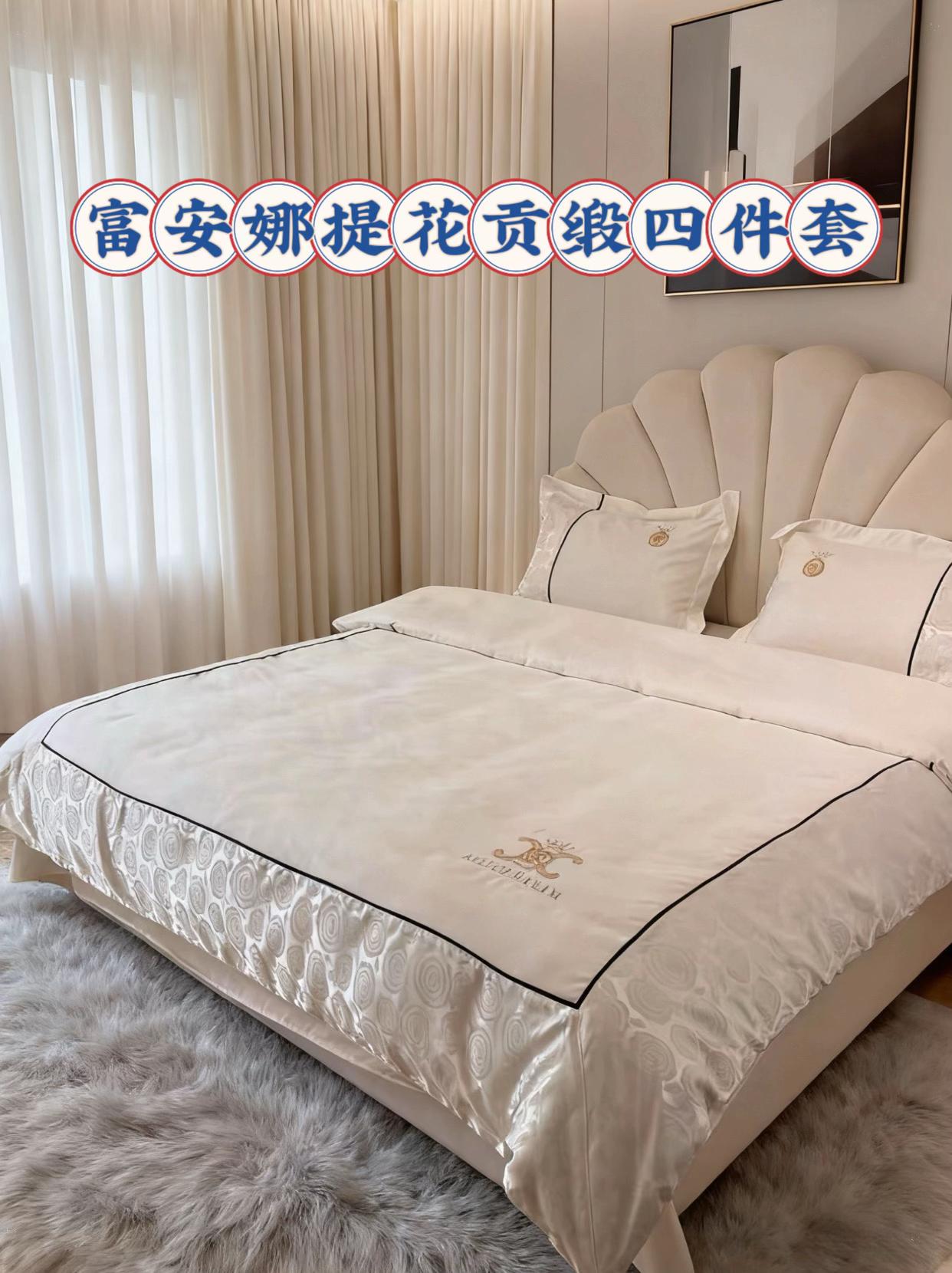 被富安娜提花贡缎四件套拿捏住了✨。我对床品要求极高,选来选去最后入手了富安娜家的提花贡缎四件套,果然没让我失望! 拿到手就被它的颜值惊艳,简约精致的提花设计,高级感直接拉满,往床上一铺,卧室瞬间格调提升。而且它是100%纯棉,60s色织提花和100s高织贡缎的组合,面料顺滑细腻,贴肤透气,裸睡也超舒服。 细节更是满分,被套的隐形拉链很顺滑,枕套做了包边处理,洗了几次也没起球变形,质量杠杠的! 真的狠狠爱了,谁懂这种拥有好床品的幸福感!想要提升睡眠质量和卧室格调的宝子闭眼入!#家纺床上用品 #富安娜 #四件套 #高级感床品 #提花贡缎四件套