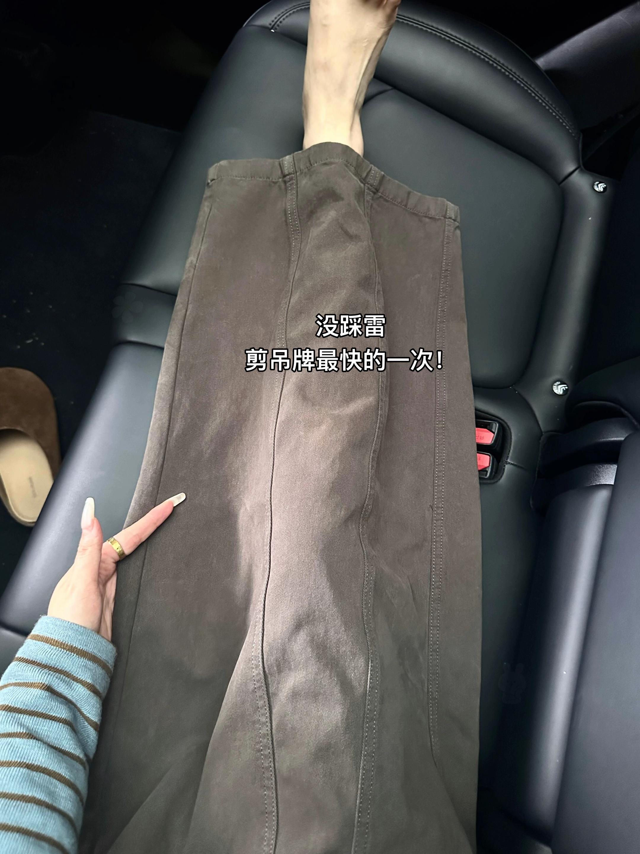 梨形身材一直在找版型好的裤子!!!这条灰裤子可以说完全长在我的审美点上,遮肉肉第一名,面料跟版型真滴一绝迹,裤子裁剪也很立立体不呆板,裤型太好啦!喜欢这种风格的姐妹可以闭眼入,根本穿不腻啊#张予曦毕雯珺真拍了红裙拘#深情眼 #张予曦#毕雯珺