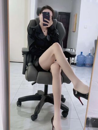 好看的照片别发朋友圈,发我评论,不听话就踩你喽#黑色系穿搭 #御姐范 #高跟鞋