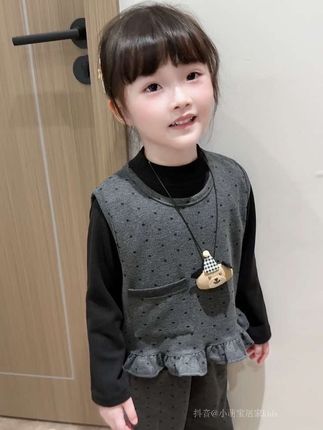 她可不是人群里泯然众人的孩子 她是我的女儿 是我黯淡生活里的一抹亮色 是我在疲惫时的温柔依靠 她不只是我的宝贝 更是能与我分享心事的挚友 伴我走过岁岁年年#我的女孩👧🏻 #元气少女穿搭 #萌宝潮童穿搭 #生女儿就要这样穿 #骗你生女儿系列太好看了
