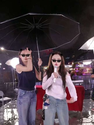 姐妹们,这双小白鞋真的太绝了!它是那种很经典的版型,上脚非常好看,而且超级百搭,不管是搭配牛仔裤还是小裙子都特别合适。它的脚感也非常舒服,穿着逛一天街也不会累。#好物推荐🔥 #贵阳二小姐