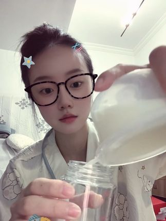凌晨3点半亲喂,小宝吃完一边奶睡着了,另一边只能吸出来了,吸了不困了,不吸怕堵了,难啊☹️#哺乳期 #吸奶器