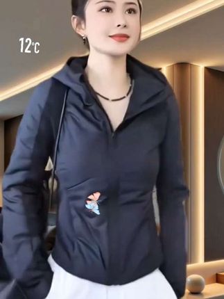 这个岁数你能买到这种小小棉衣,你穿身上出去的,他的感觉不一样,撸家原版一千六百八更贵。#秋季新款穿搭 #小棉袄 #白搭时尚 #超减龄穿搭