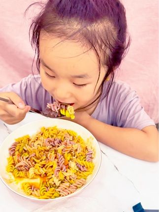 不知道给孩子吃什么饭的妈妈们,快来试试这个螺旋番茄意面,配料表干净#这也太好吃了 #番茄螺旋意面 #宝宝爱吃饭 #意面