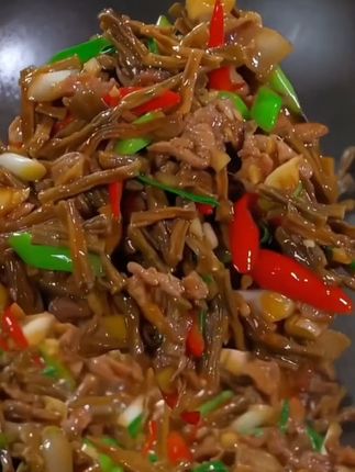 美味可口又解馋下饭菜来啦,干豆角炒肉,干豆角炒鸡蛋,配米饭,配稀饭,夹馍都非常美味!#美味可口又解馋,