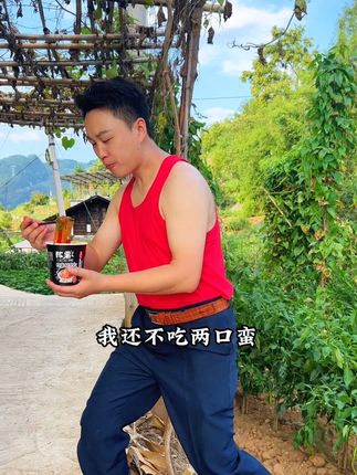 躲在菜地里吃个酸辣粉都被发现了#下饭菜 #酸辣粉 #程队长 #川哥程队长