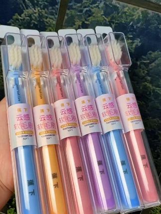 #蕉下高定礼盒云感软毛牙刷 独立包装,干净卫生。刷毛又软又密,刷柄是软硅胶材质,握感舒适!#方孔万毛牙刷 #家庭情侣牙刷 #爱牙护牙