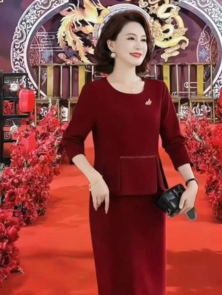 儿女的婚礼,是妈妈们闪耀的高光时刻!这款2025新款喜婆婆婚宴连衣裙,专为春秋季打造。它设计端庄,融合传统与时尚元素,立体剪裁巧妙修饰身形,显瘦又显气质。面料舒适亲肤,穿一整天也不会累。不管是敬酒还是迎宾,都能让妈妈优雅出众。#喜婆婆婚宴装 #2025新款 #中老年女装 #春秋端庄连衣裙