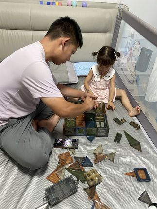 哈哈 小婉每天睡醒一睁眼就要玩磁力片 晚上哄她睡觉还要把磁力片藏起来 不然不睡觉 感觉100片不太够玩了 看来还得再入手点 哈哈 解放爹妈双手啊 在那玩半天都不带看我的😆#童年无限磁力片 #磁力片玩法 #解放妈妈双手的好玩具 #儿童积木玩具 #认真的样子真可爱