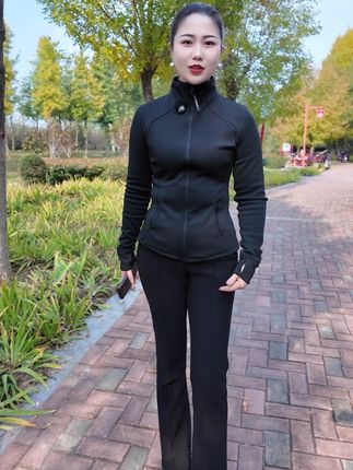 家人们!这条裤子简直绝了啊!穿上立马显瘦、显曲线,腿看着直愣愣类长!我这人打小就怕冷,早早都买了两条加绒类,穿着暖乎乎类还不臃肿!关键是百搭得很,配啥上衣都好看!听我的,一米五八以上类姐妹直接拍加长款,穿上那腿看着更长,赶紧囤,晚了可真没了!