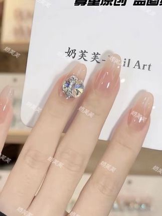 姐妹们,你们看我这副甲真的好好看呀!它是一个裸粉色,上面带了一个小钻钻,特别温柔,特别显白,而且它特别逼真,就像你自己长出来的指甲一样,而且它很平价,性价比很高,还送了这个果冻胶,特别好用,喜欢这种风格的姐妹们可以闭眼冲,真的太美了!#美甲分享 #日式美甲 #美甲💅 #仙女美甲 #夏日美甲