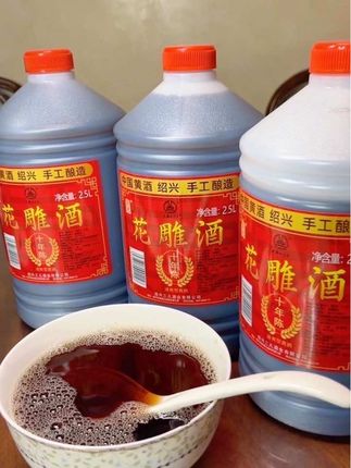 推荐一款厨房炒菜必备神器~绍兴花雕酒!这可是纯粮酿造,十年陈酿让酒体醇厚,酒精度适中,去腥增香,适合搭配各类美食,让你的餐桌瞬间升级!5斤装大容量,太划算了,可别错过了!#花雕酒 #绍兴花雕酒 #去腥增香 #调味品 #超便宜超划算
