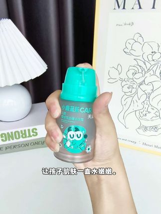 夏天带娃出门,小脸蛋被晒得通红?别怕,小鹿蓝蓝特护冰沙霜来救场!阿尔卑斯雪绒花搭配多重植萃,一抹化水,快速降温舒缓,长效保湿。温和配方,宝宝安心用,妈妈更放心!#夏日必备 #好物推荐分享 #冰沙霜儿童 #小鹿蓝蓝